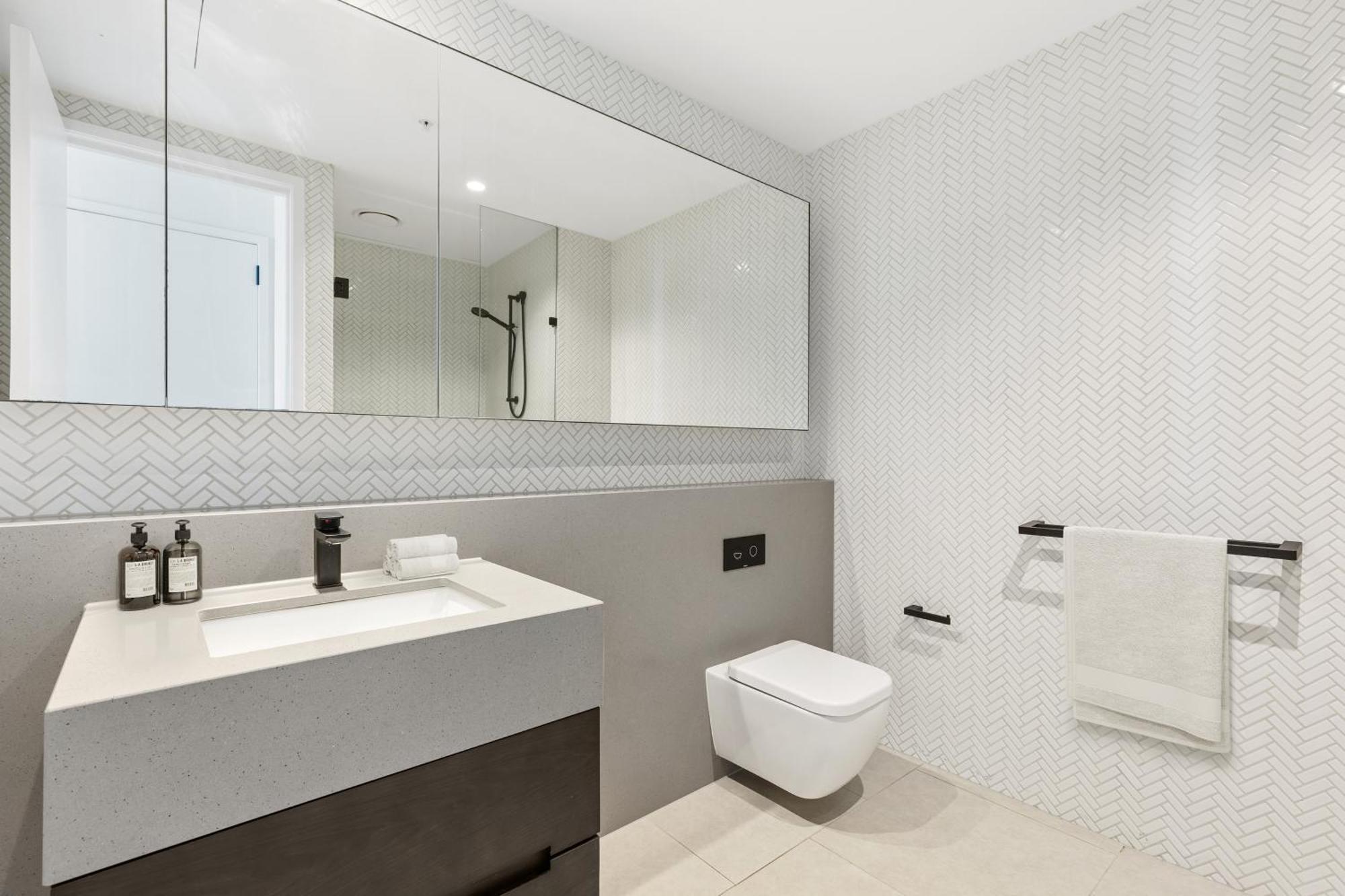 Lux Shortstay Two Bedroom At Collins House Apartment