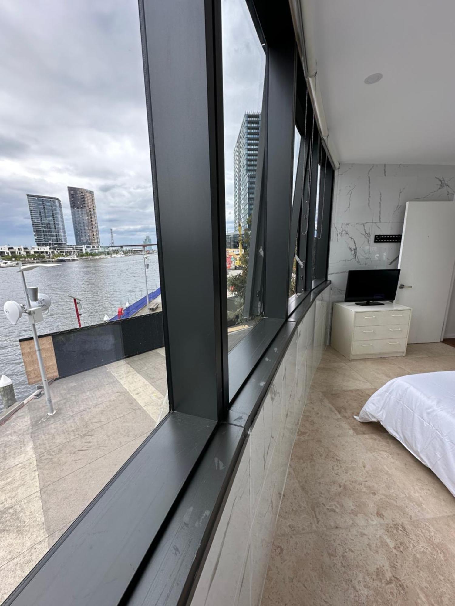 Yarra River Waterfront Stunning Water View Two Entrance Big Fire Works Downstairs Paid Swimming Pool Gym And Private Free Tram *