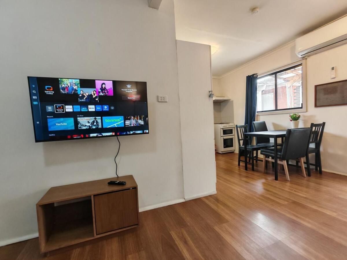 Apartment Cozy - 15 Mins To Airport & 500m To Train *