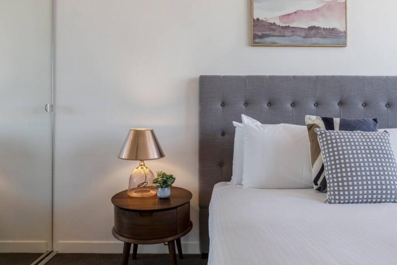 Apartment Panoramic Views In The Heart Of Richmond, 2 Brs *