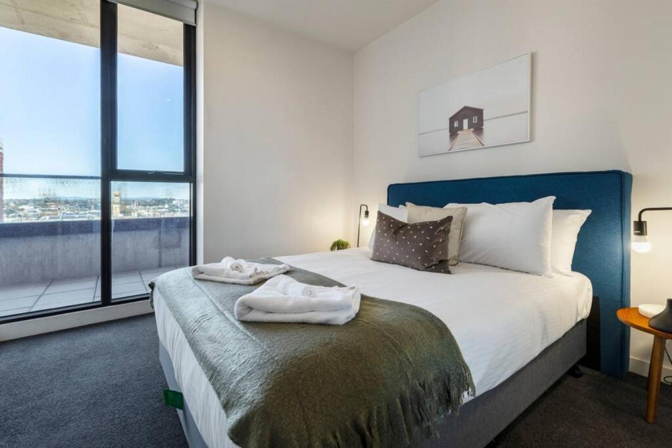 Panoramic Views In The Heart Of Richmond, 2 Brs *