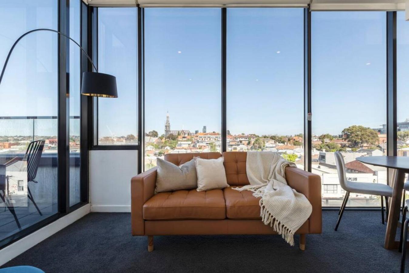 Panoramic Views In The Heart Of Richmond, 2 Brs