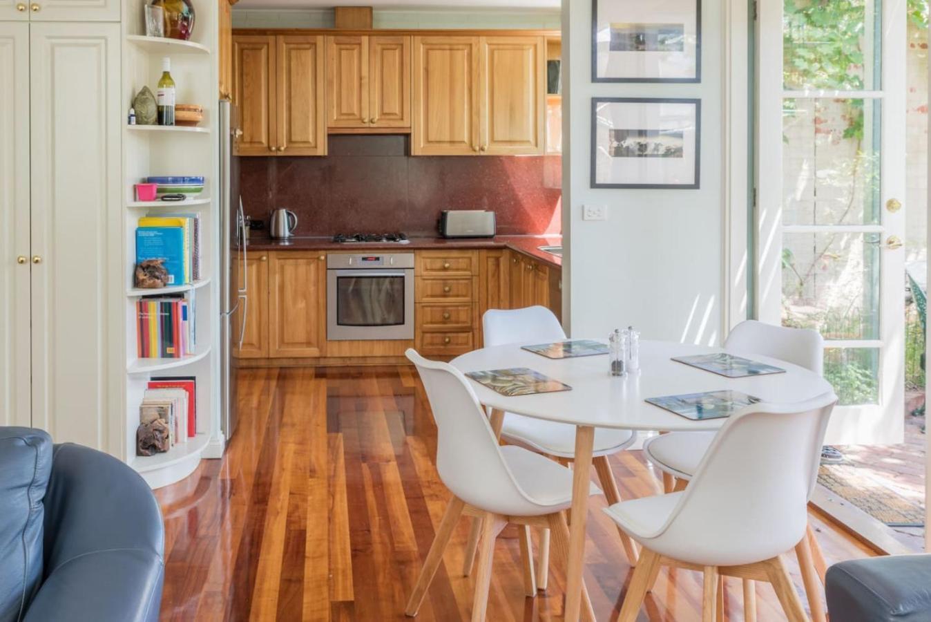 Bright With Garden And Relaxing Bath * Melbourne
