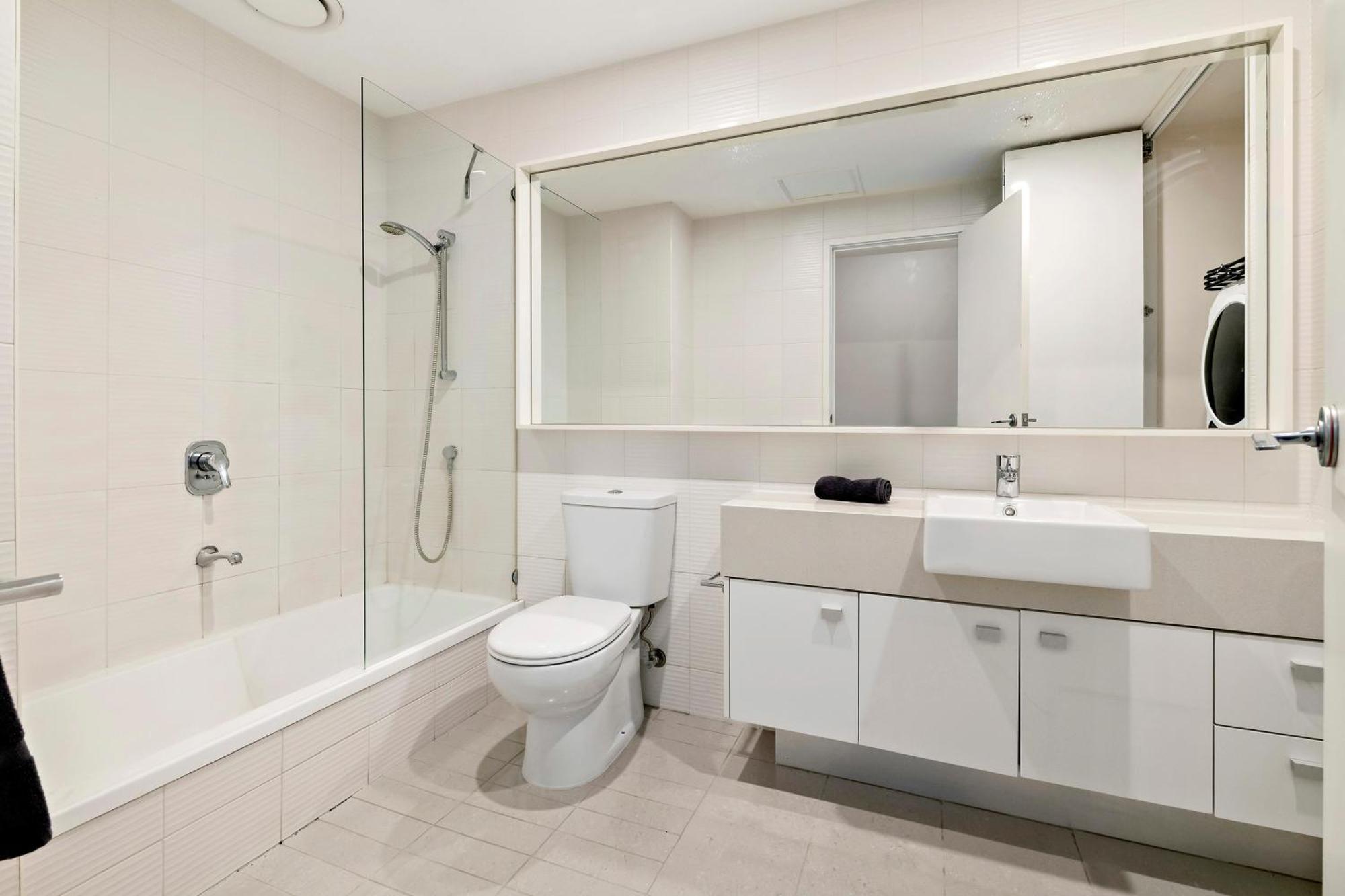 View 3 Bedroom Next To Casino Mcec Apartment