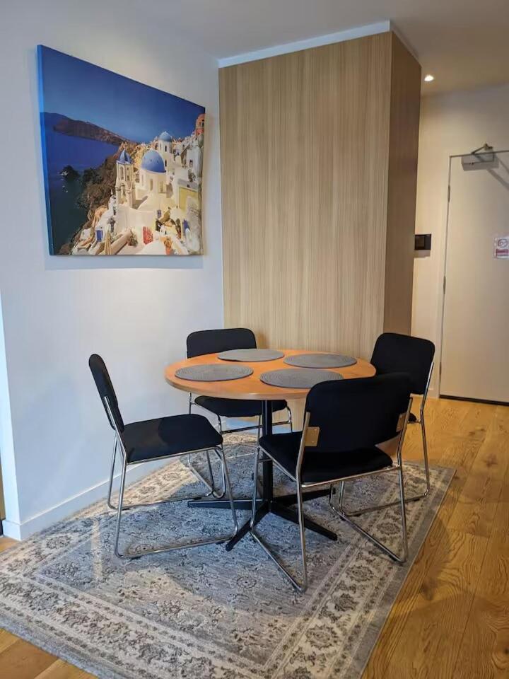 Apartment 2br Centre Views & Netflix Melbourne