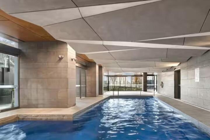 2br Centre Views & Netflix Melbourne