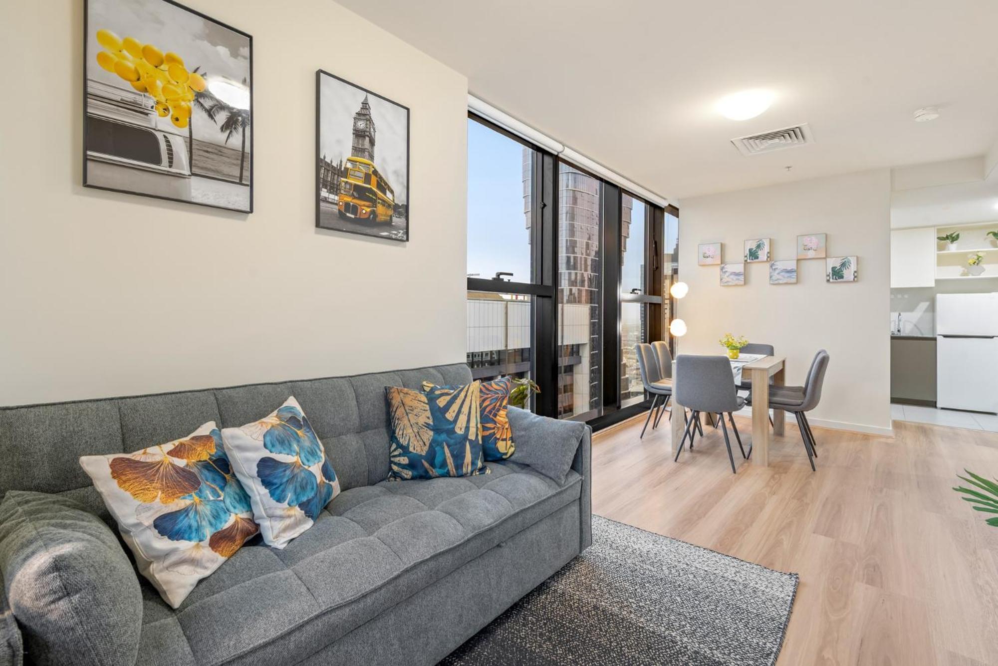 Sleek With Stunning Views & Pool Access Melbourne