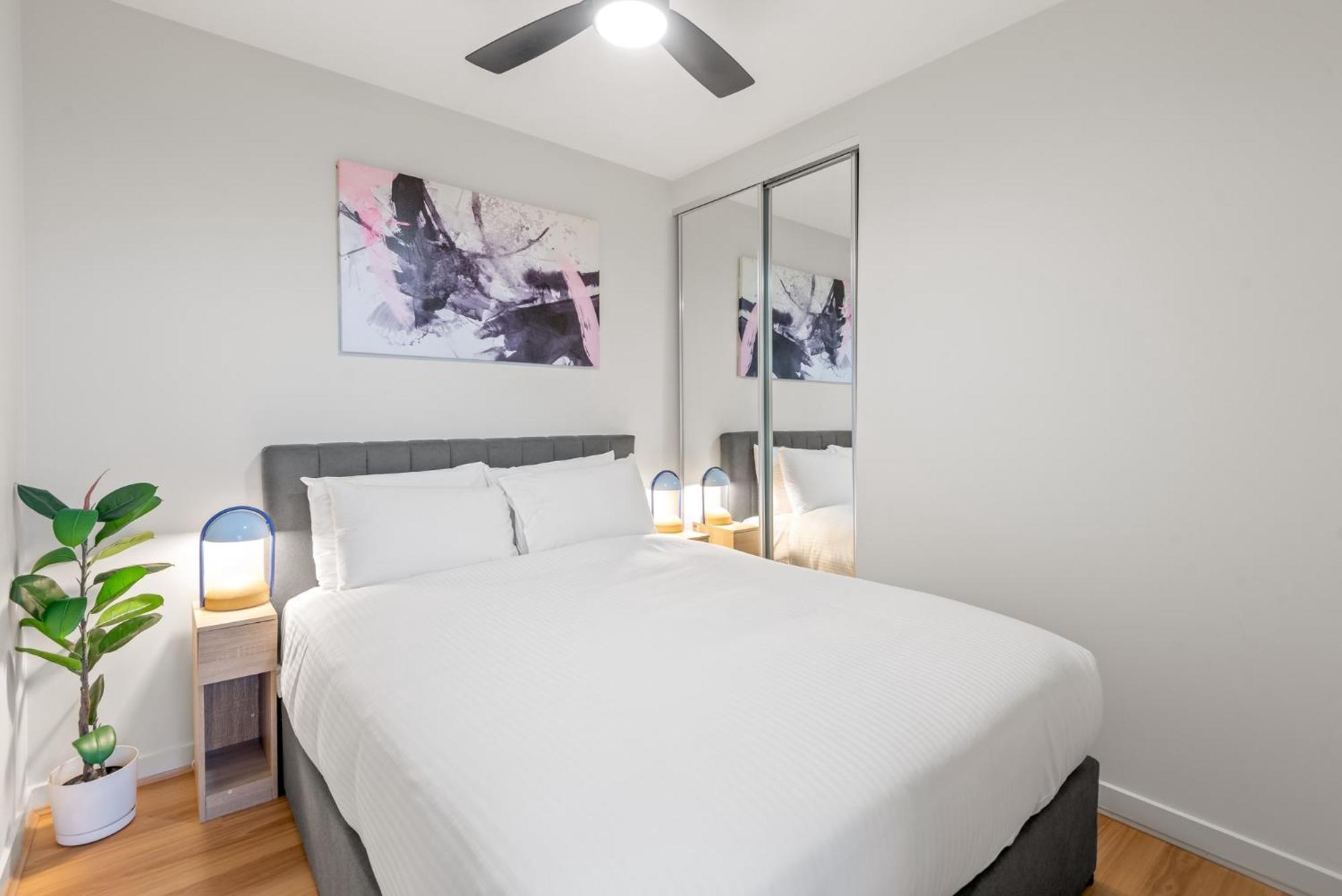 Sleek With Stunning Views & Pool Access Apartment Melbourne