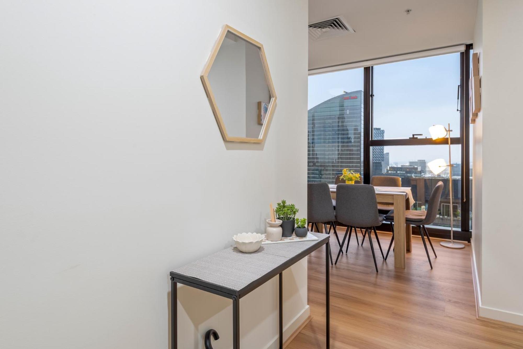 Sleek With Stunning Views & Pool Access * Melbourne