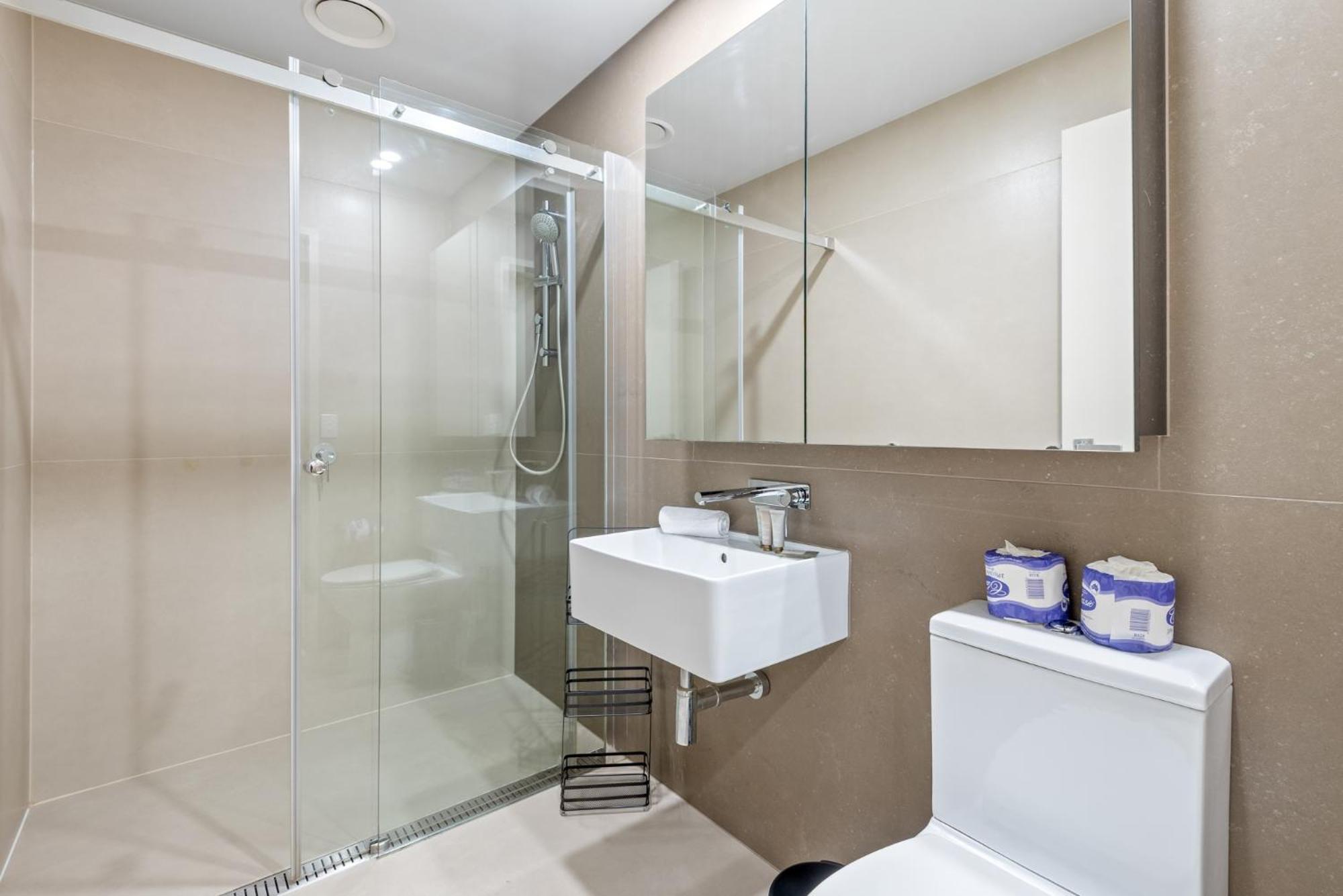 Sleek With Stunning Views & Pool Access Melbourne
