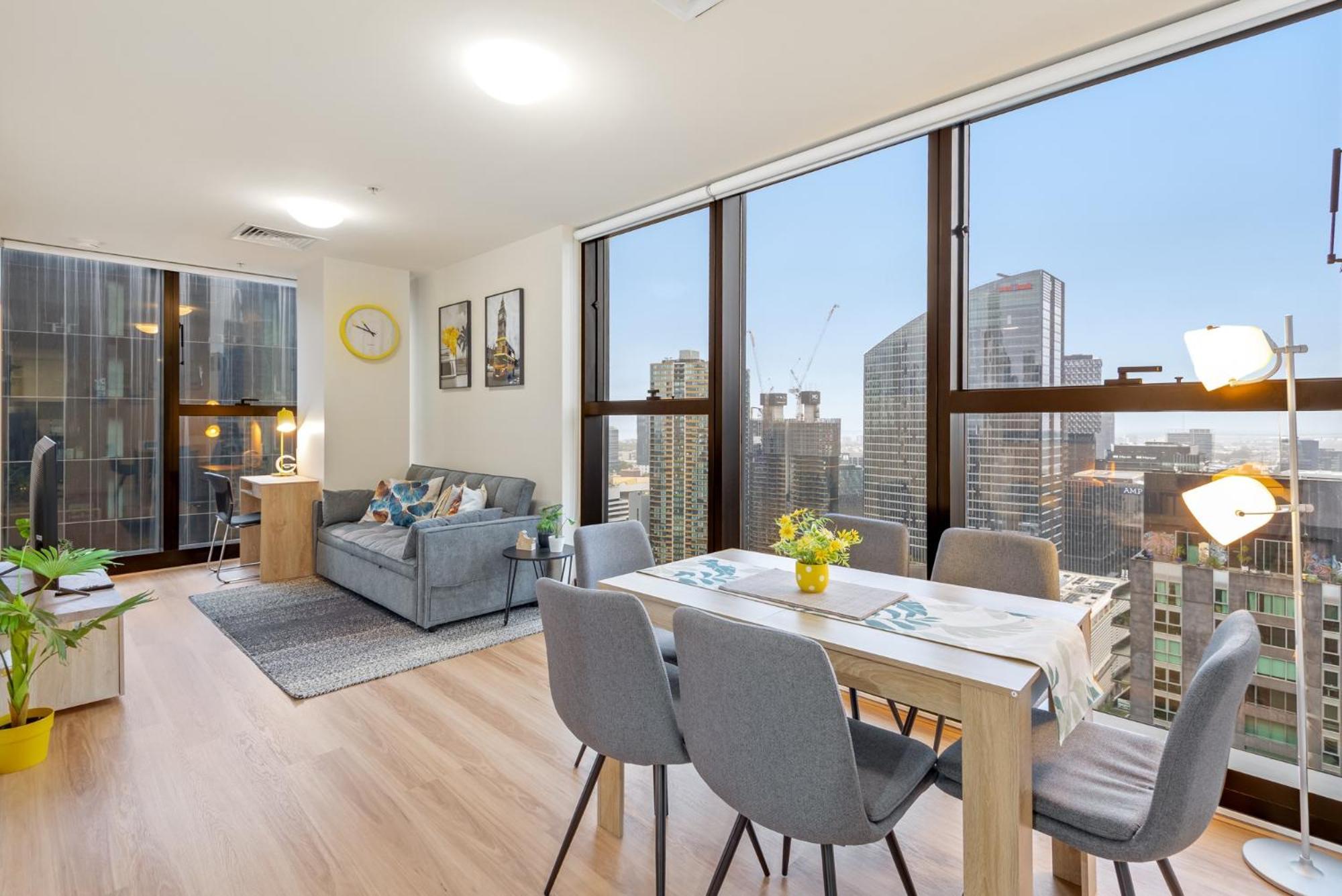 Sleek With Stunning Views & Pool Access Apartment *