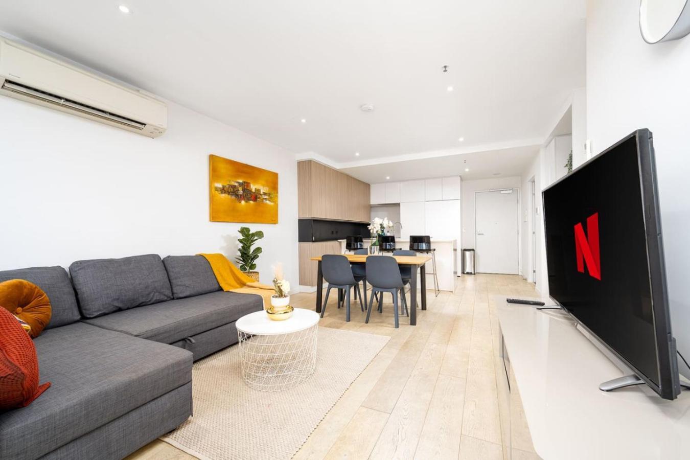 Apartment Luxe Flemington Cityscape Views Pool Gym Parking