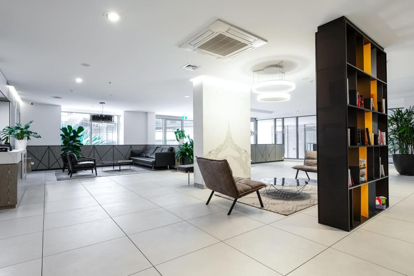 Apartment Luxe Flemington Cityscape Views Pool Gym Parking