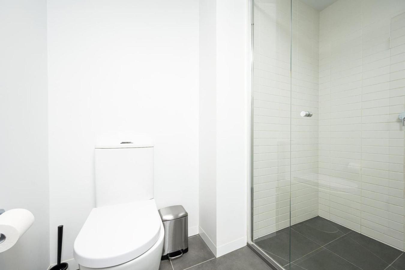 Apartment Luxe Flemington Cityscape Views Pool Gym Parking *