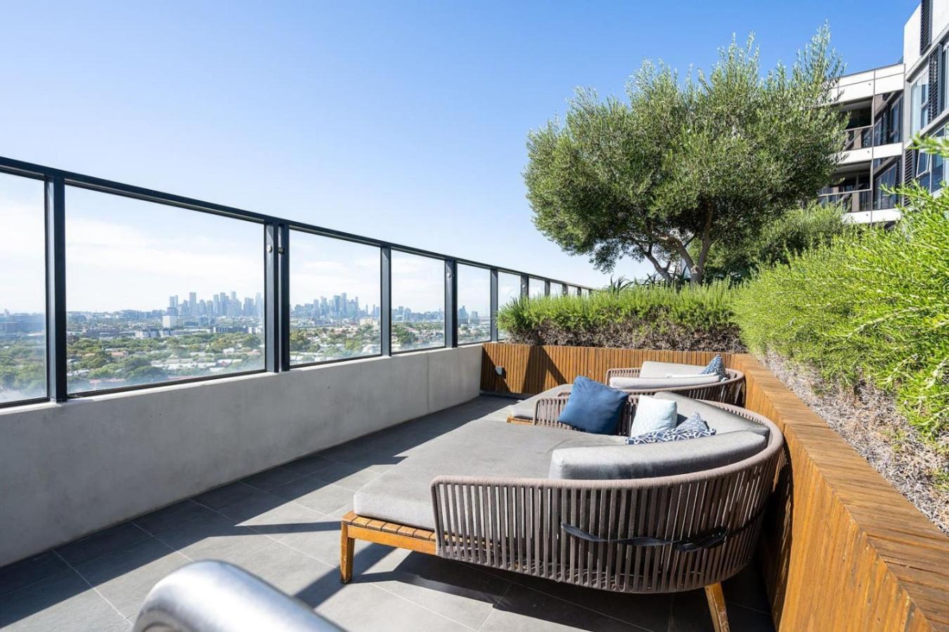 Luxe Flemington Cityscape Views Pool Gym Parking Apartment *