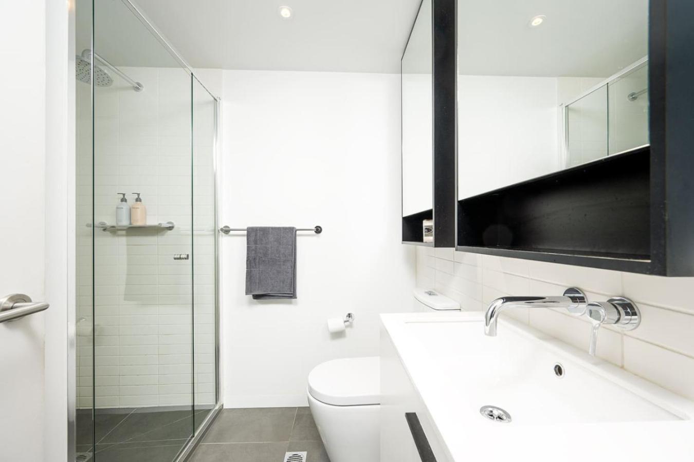Apartment Luxe Flemington Cityscape Views Pool Gym Parking *