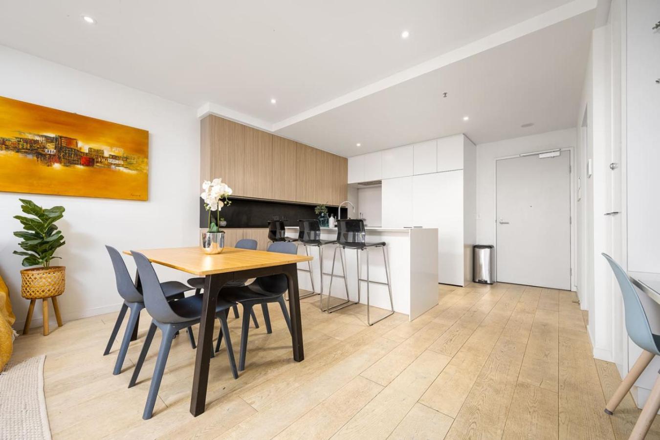 Luxe Flemington Cityscape Views Pool Gym Parking Apartment