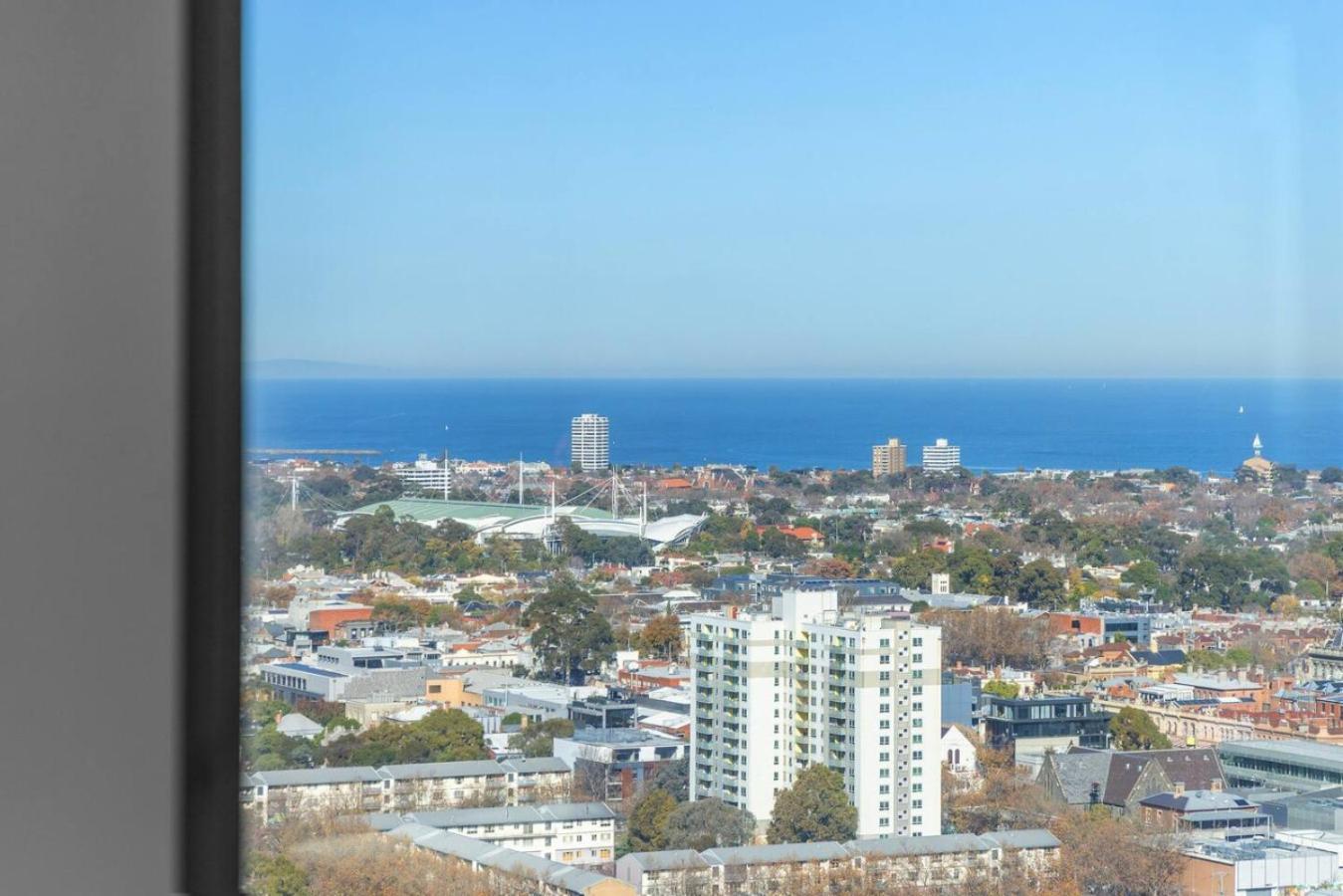 Stylish, Views, Heated Pool, Gym Apartment *