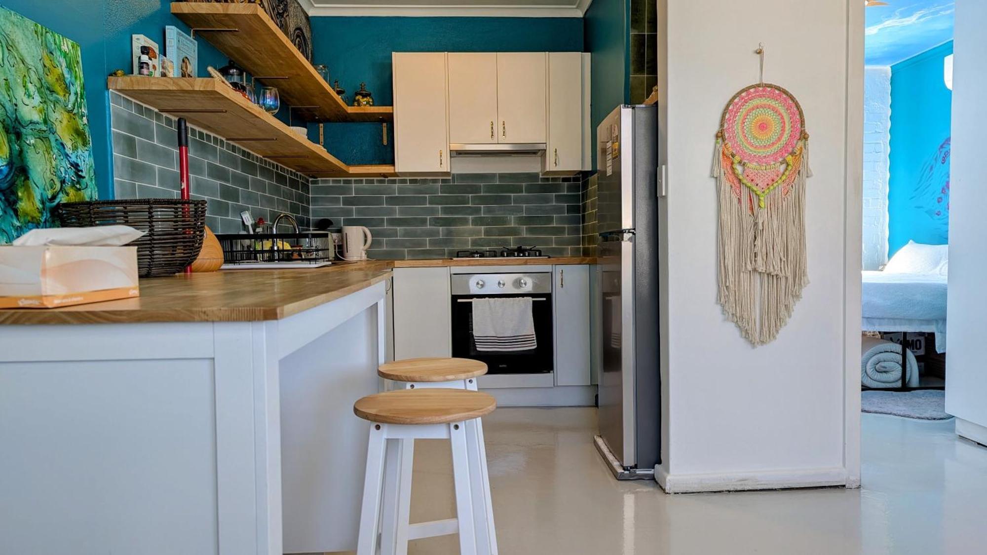 Artists In Fitzroy North Apartment