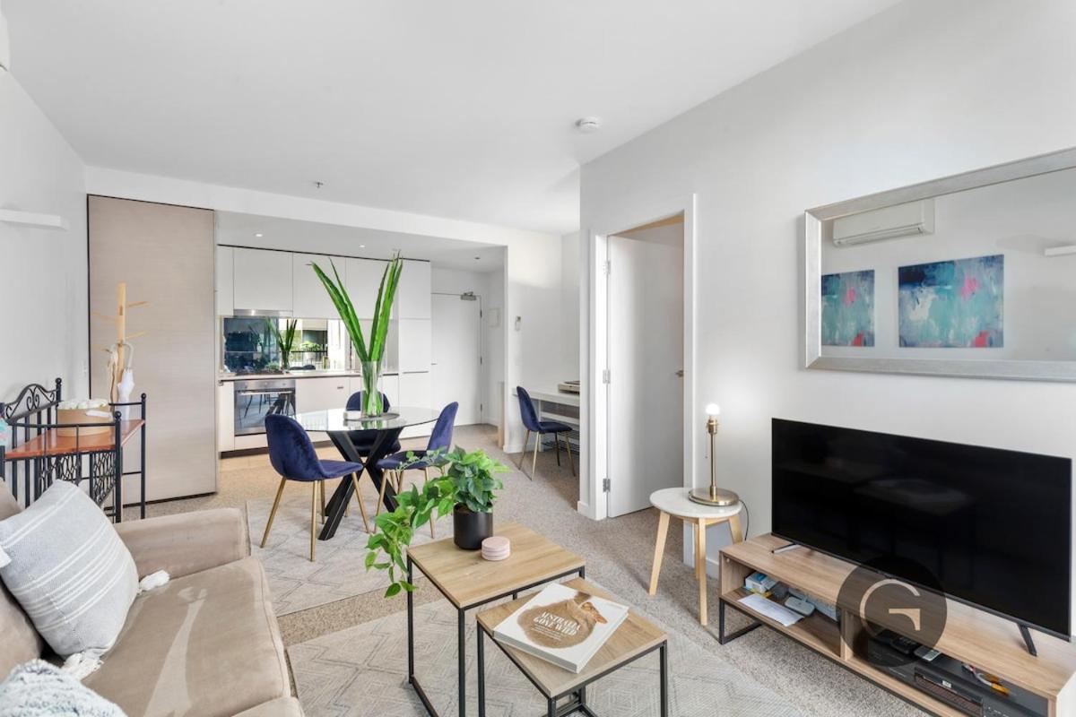 Modern Cozy Inner 1brd Near F1 Track