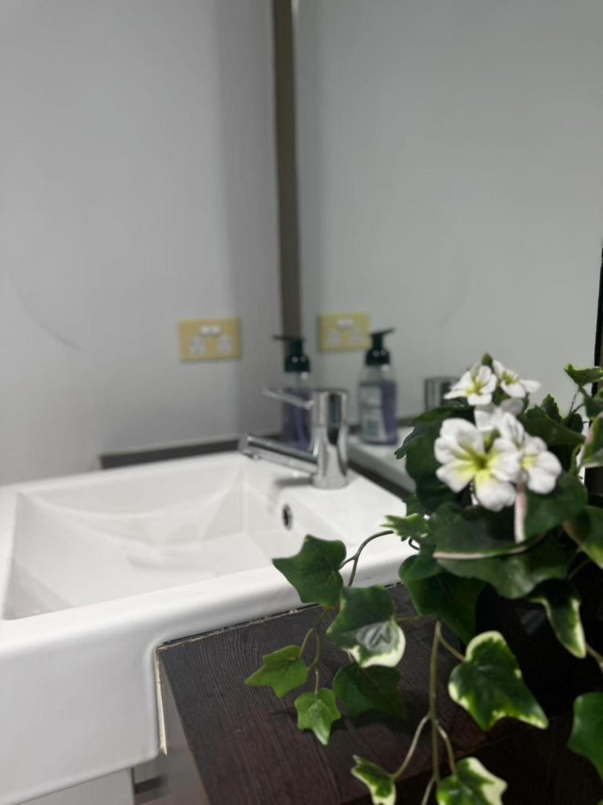 Amazing Views Balcony Cbd 2br For 6 Guests *