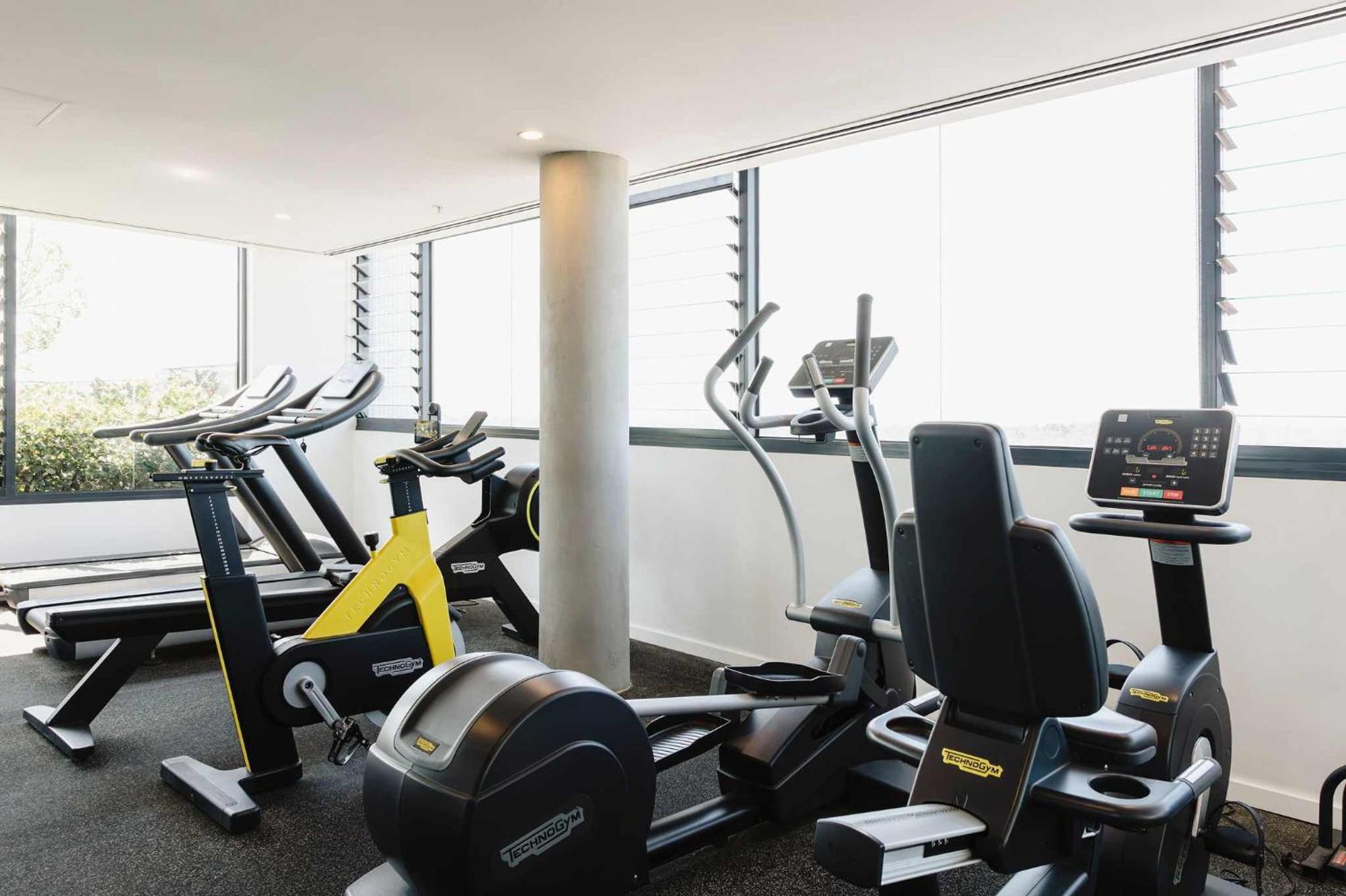 Abbotsford Abode With Pool Parking & Gym