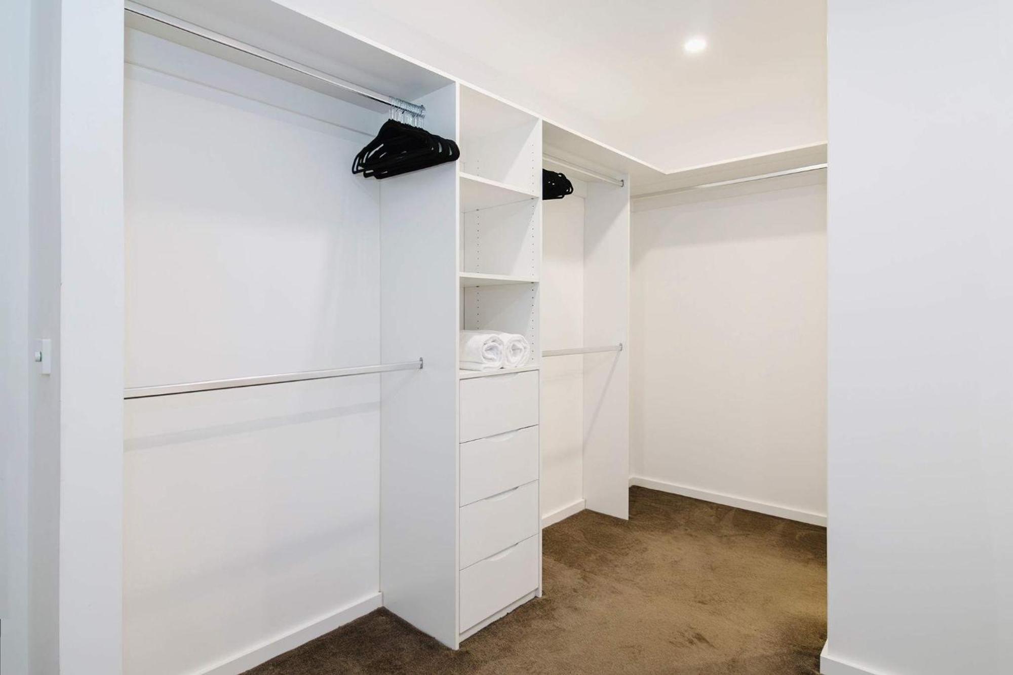 Abbotsford Abode With Pool Parking & Gym Apartment *
