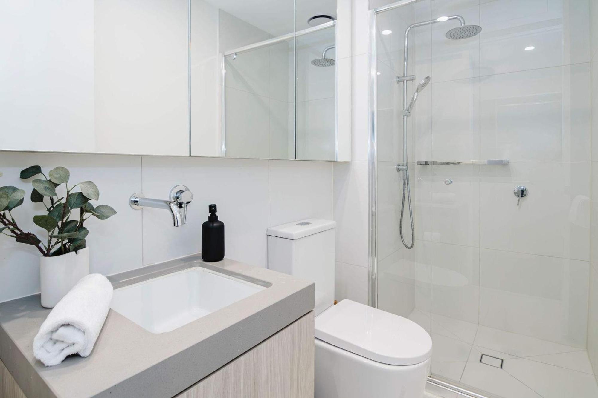 Abbotsford Abode With Pool Parking & Gym Apartment *