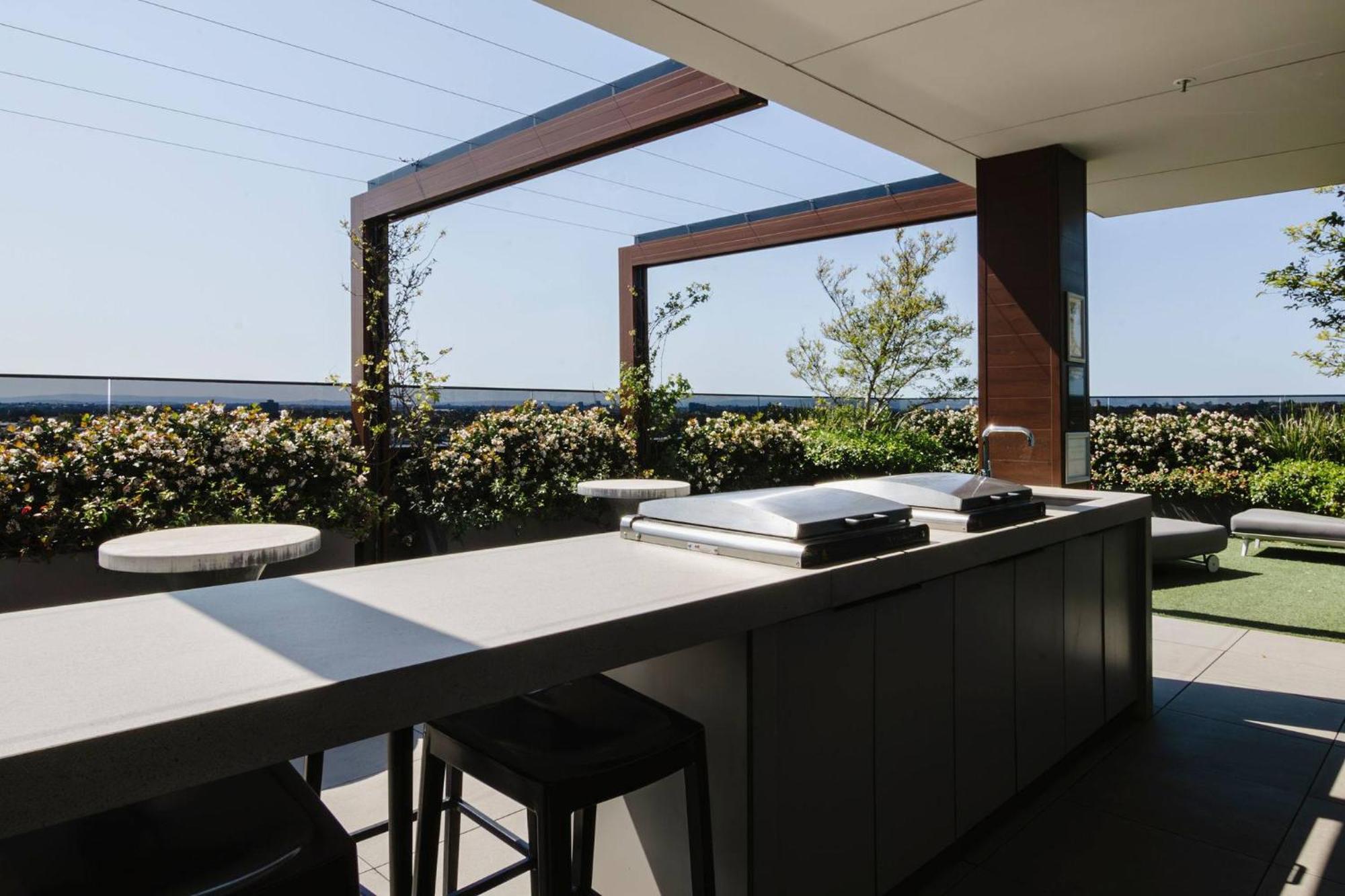 Abbotsford Abode With Pool Parking & Gym *