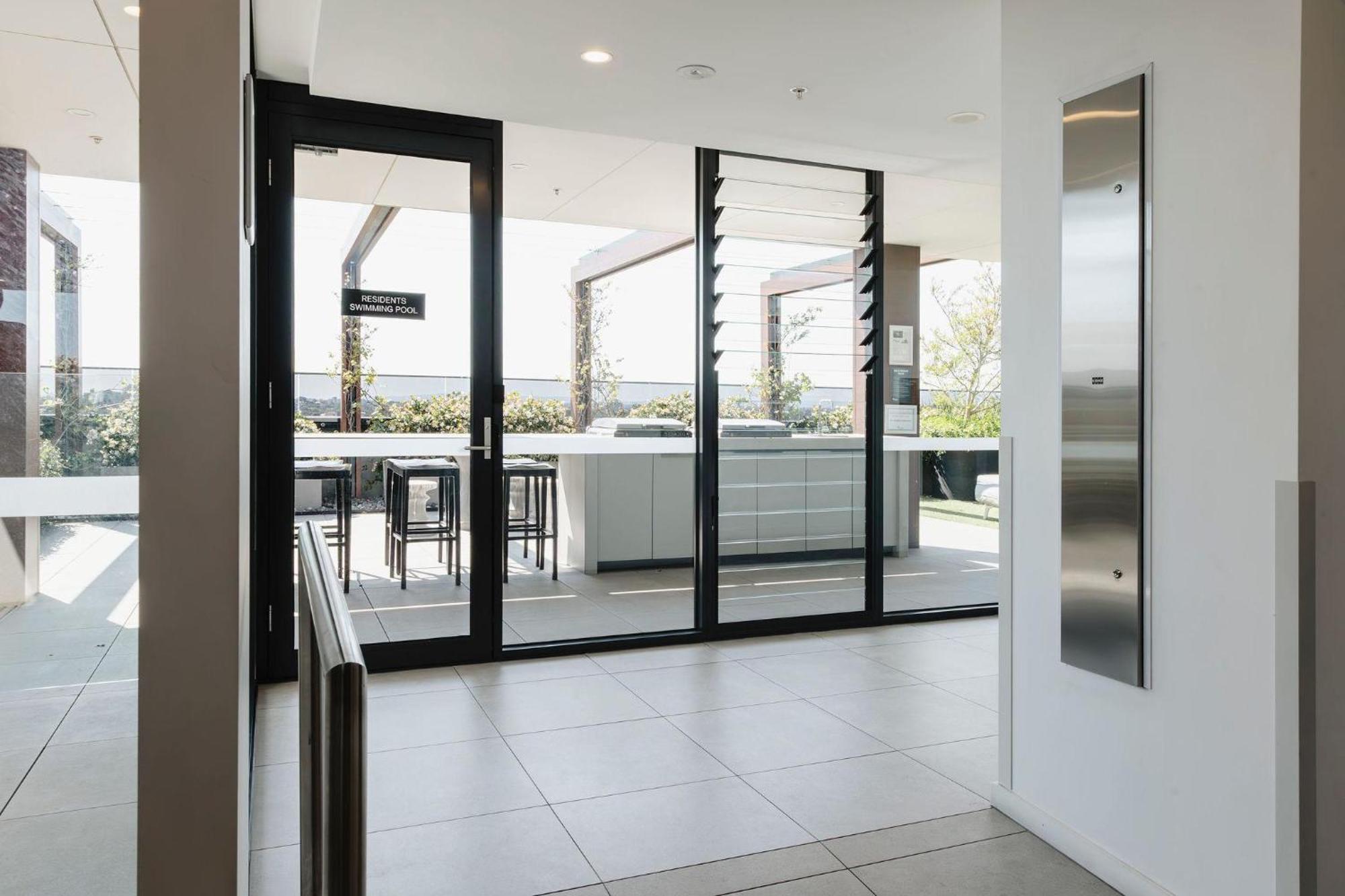 Abbotsford Abode With Pool Parking & Gym * Melbourne