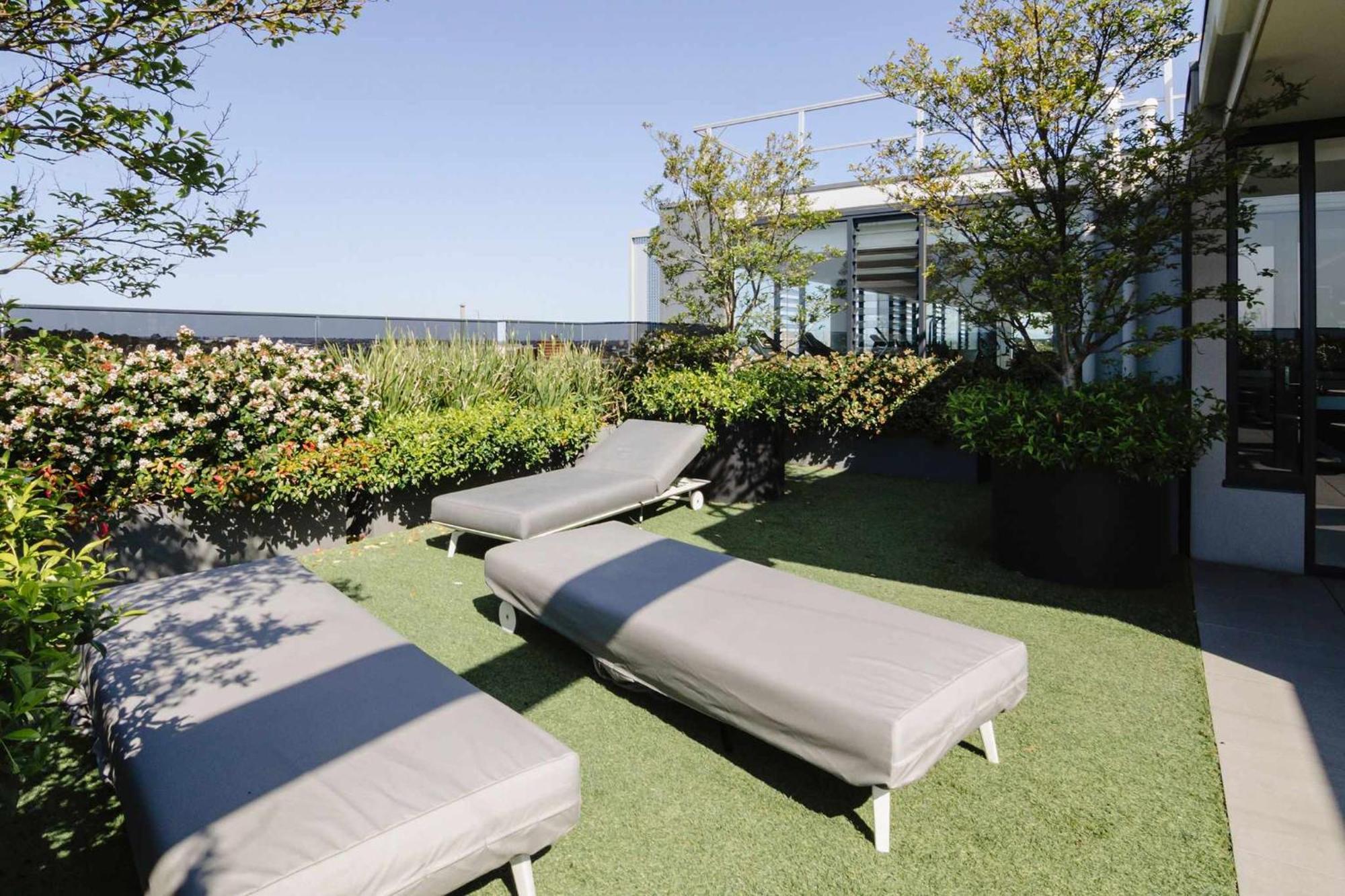 Abbotsford Abode With Pool Parking & Gym Apartment