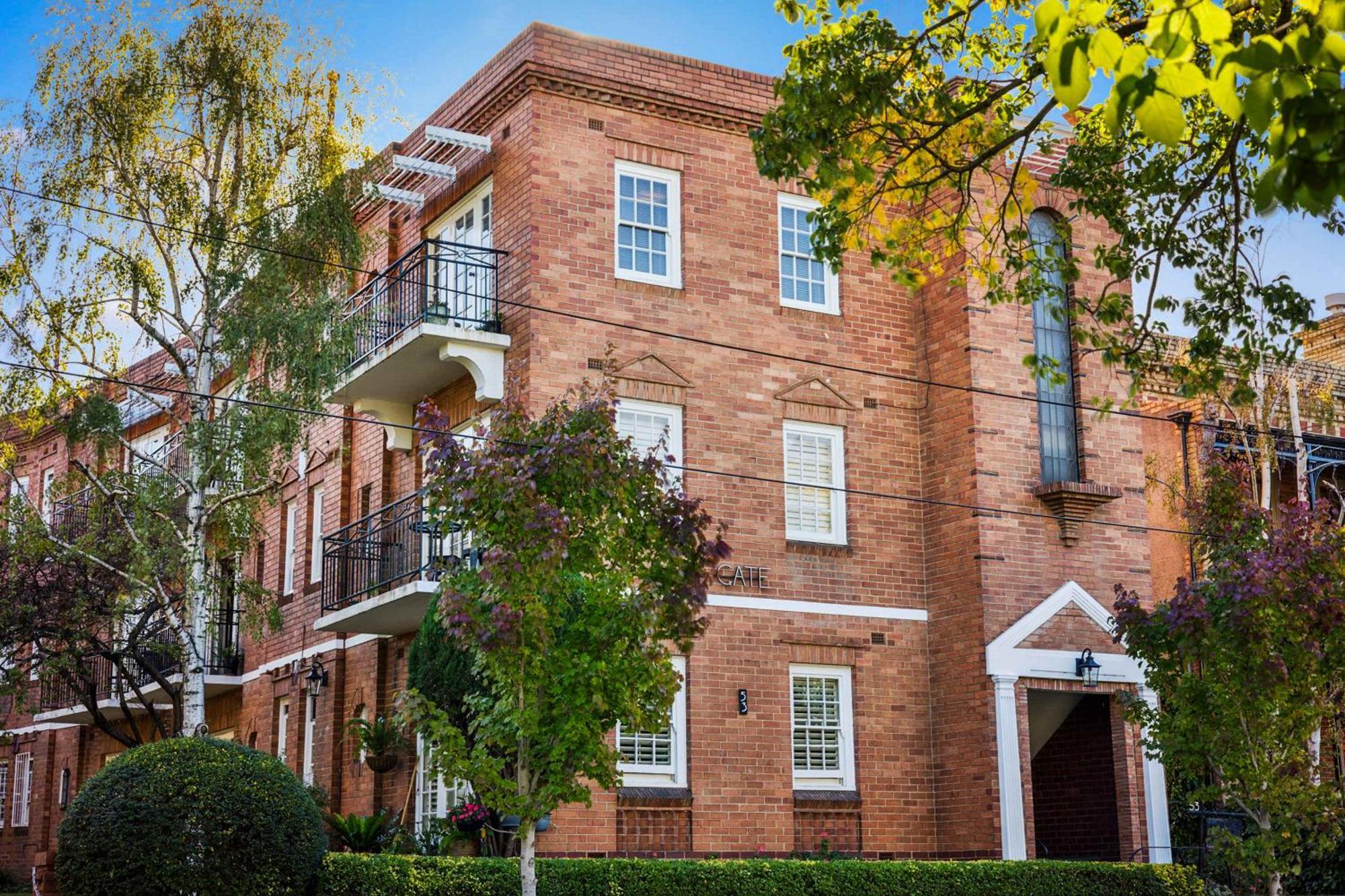 East Walking Distance To Mcg Apartment *