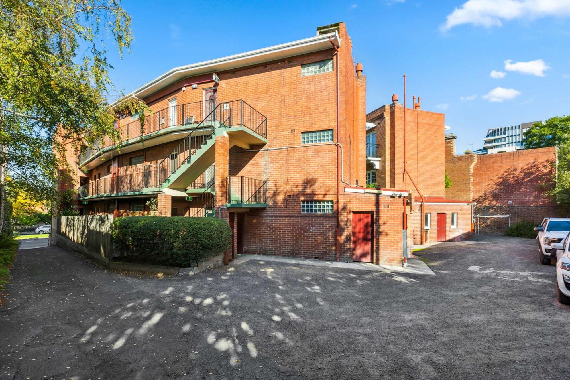 East Walking Distance To Mcg Apartment