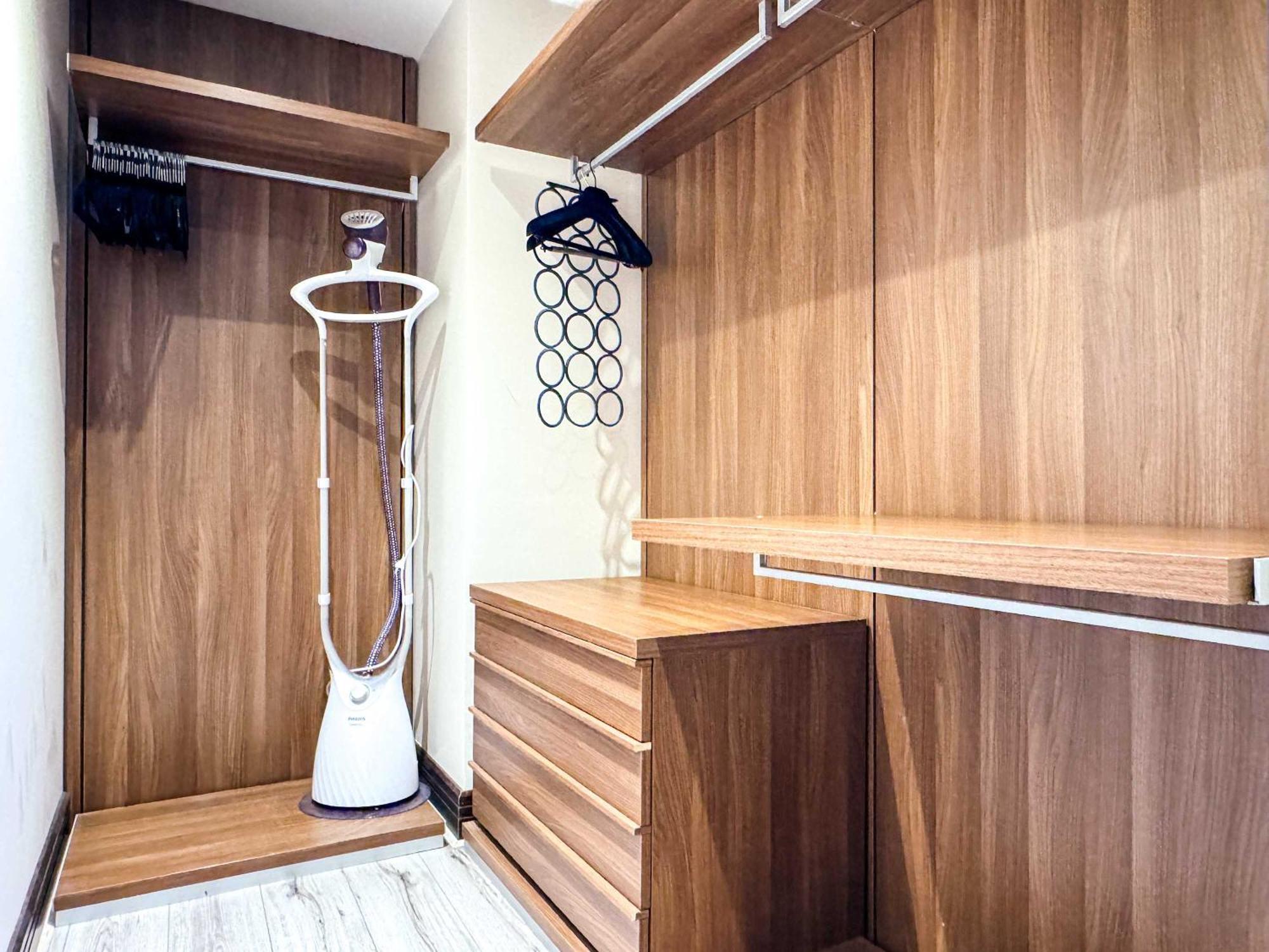 Grand St Kilda 2-story Sub-penthouse Apartment *
