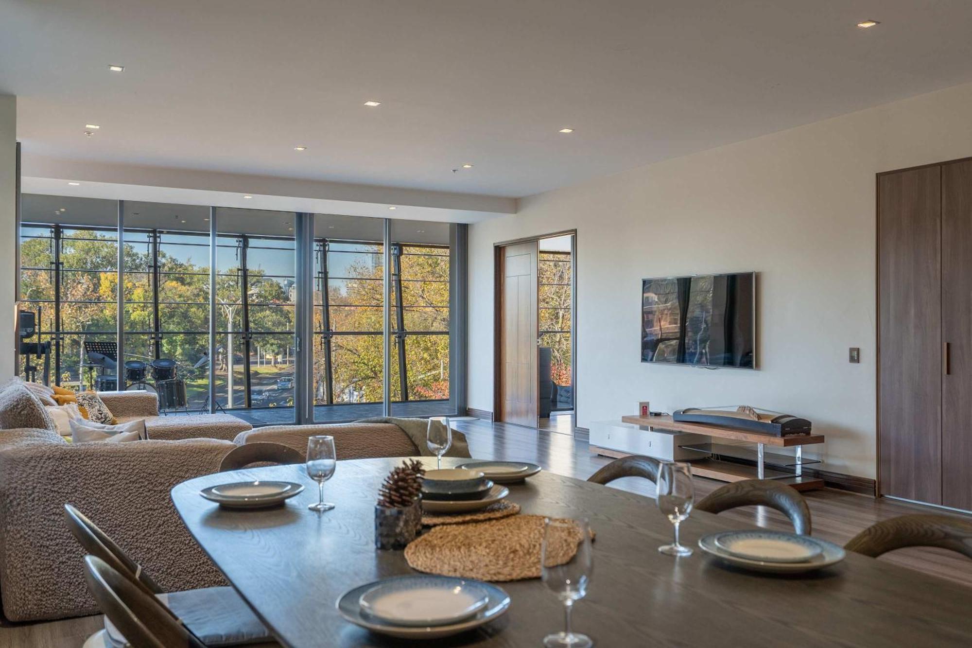 Grand St Kilda 2-story Sub-penthouse Apartment