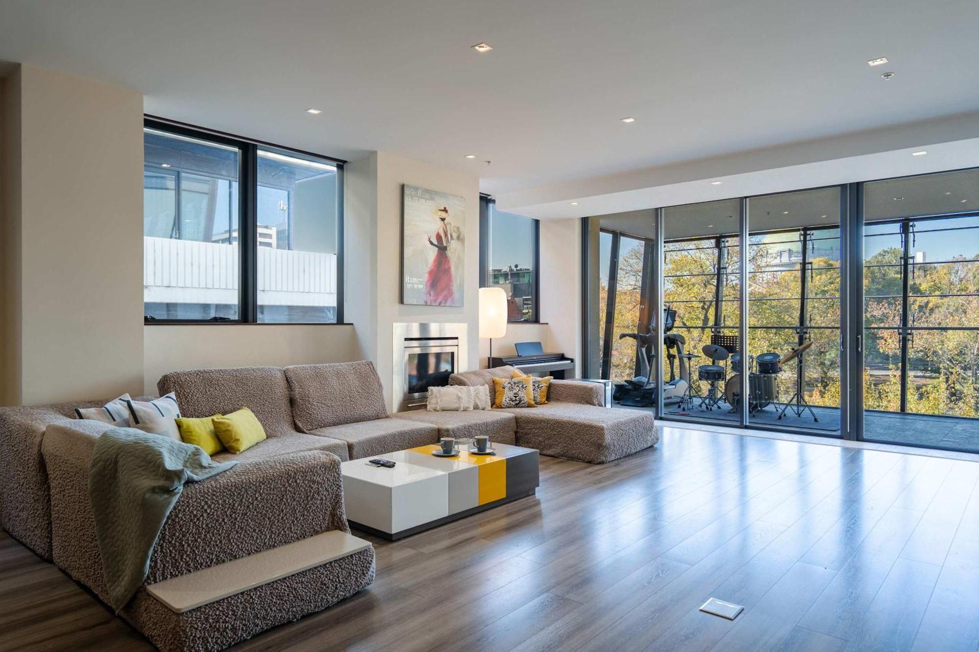 Grand St Kilda 2-story Sub-penthouse * Melbourne