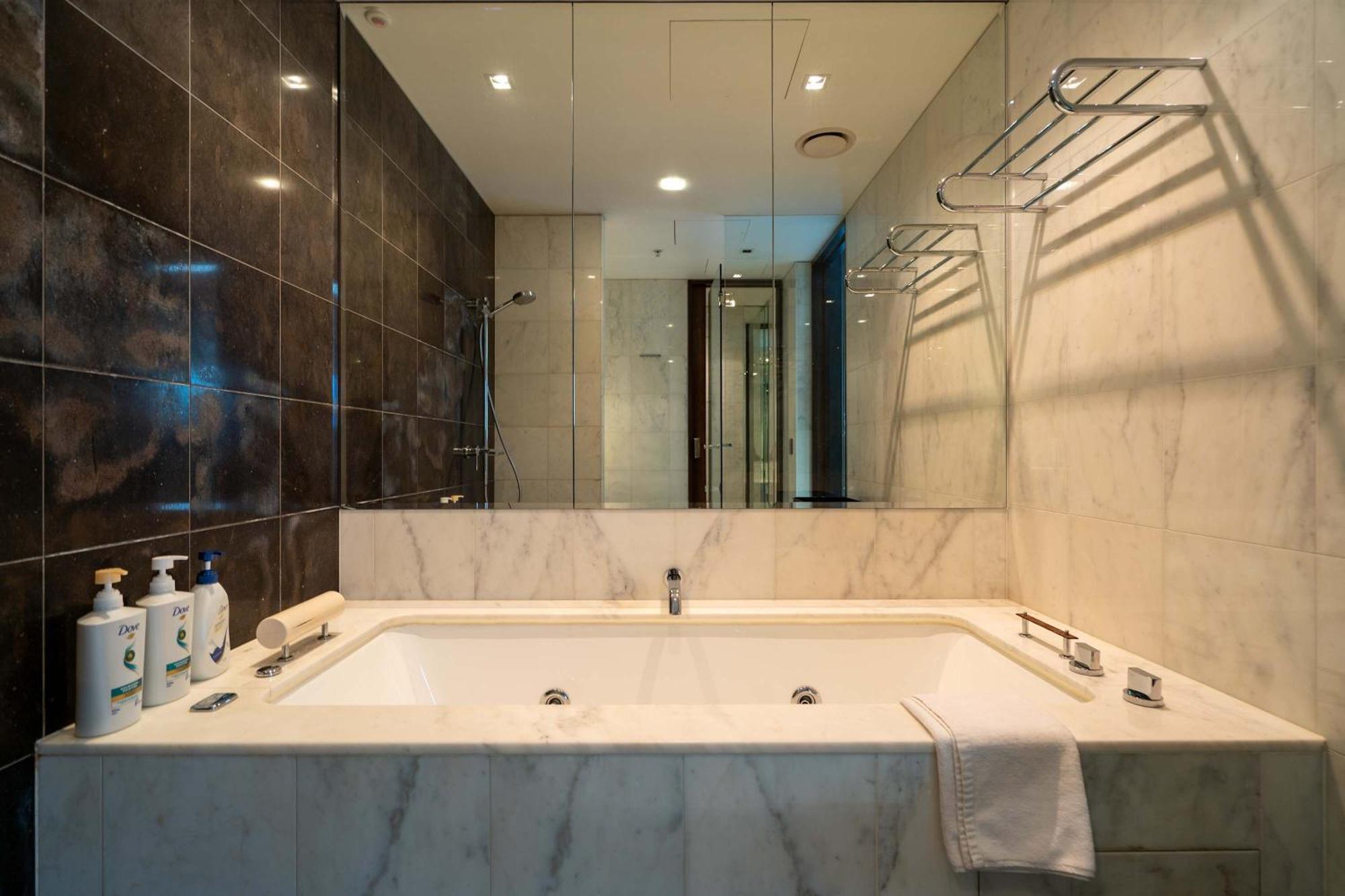 Grand St Kilda 2-story Sub-penthouse Apartment Melbourne
