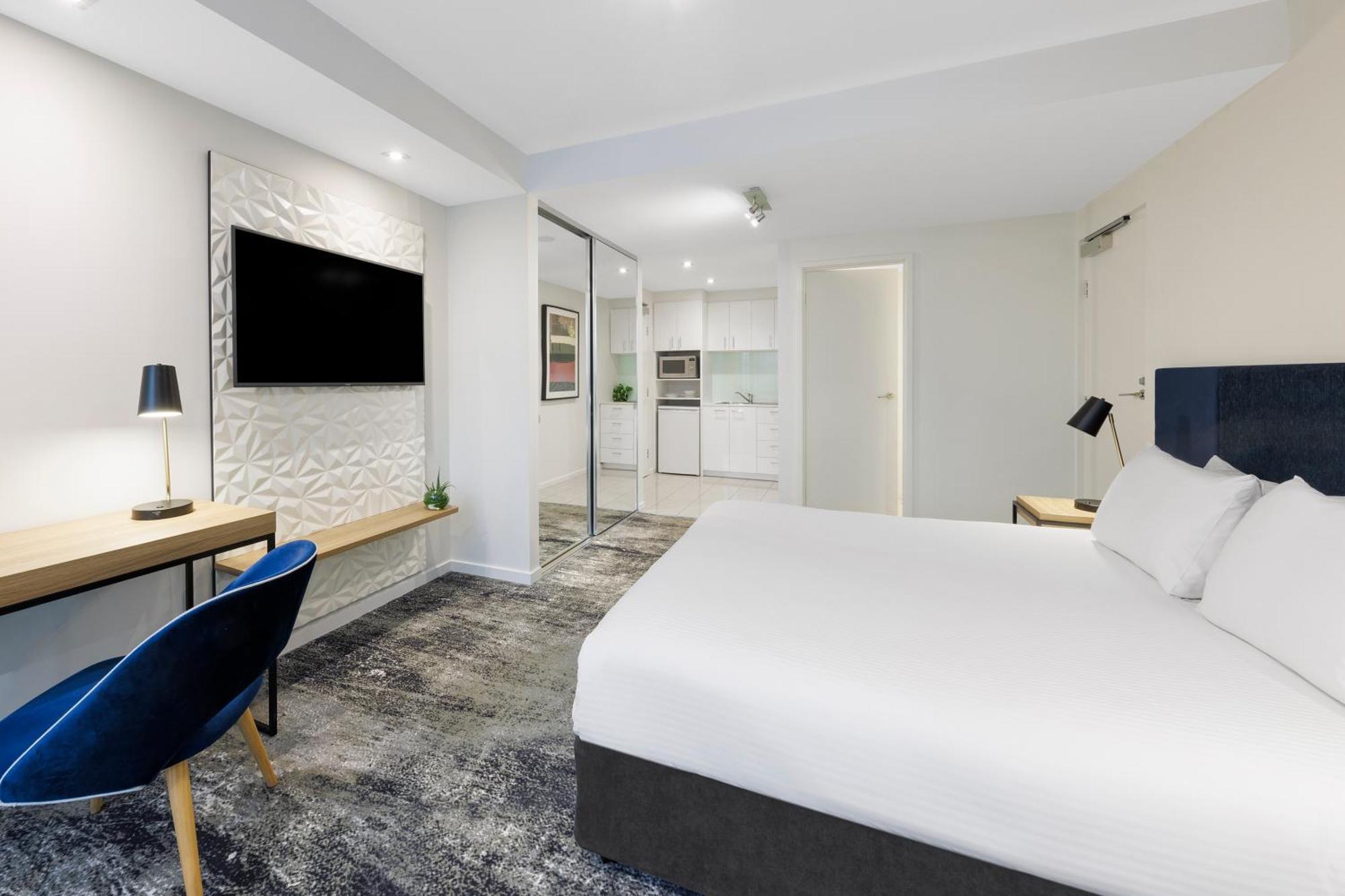 Aparthotel Brady Flinders Street 4*