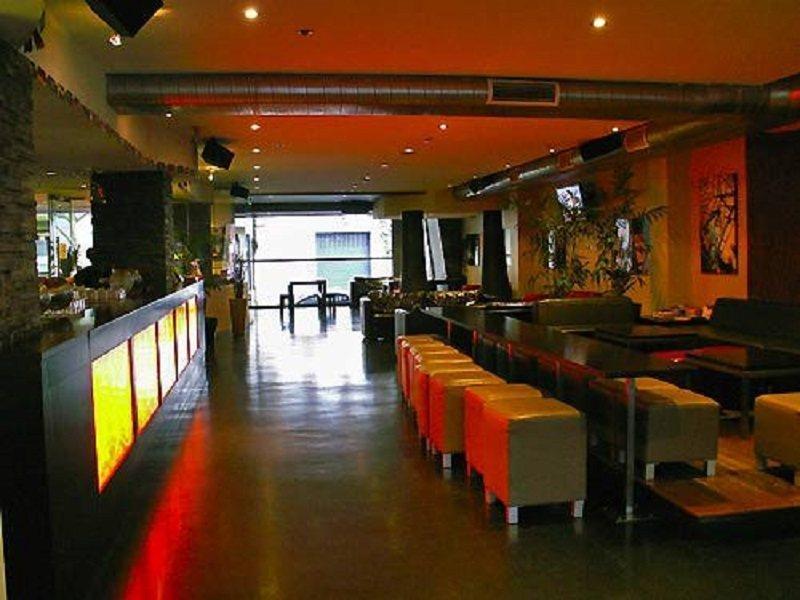 Nomads Backpackers Hostel *