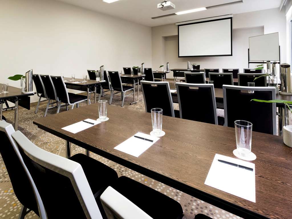 Novotel St Kilda Hotel 4*