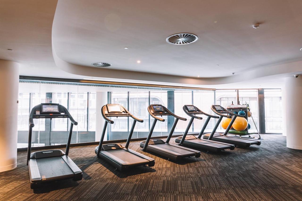 Designer 2 Bedroom + Pool + Gym + Close To Cbd *