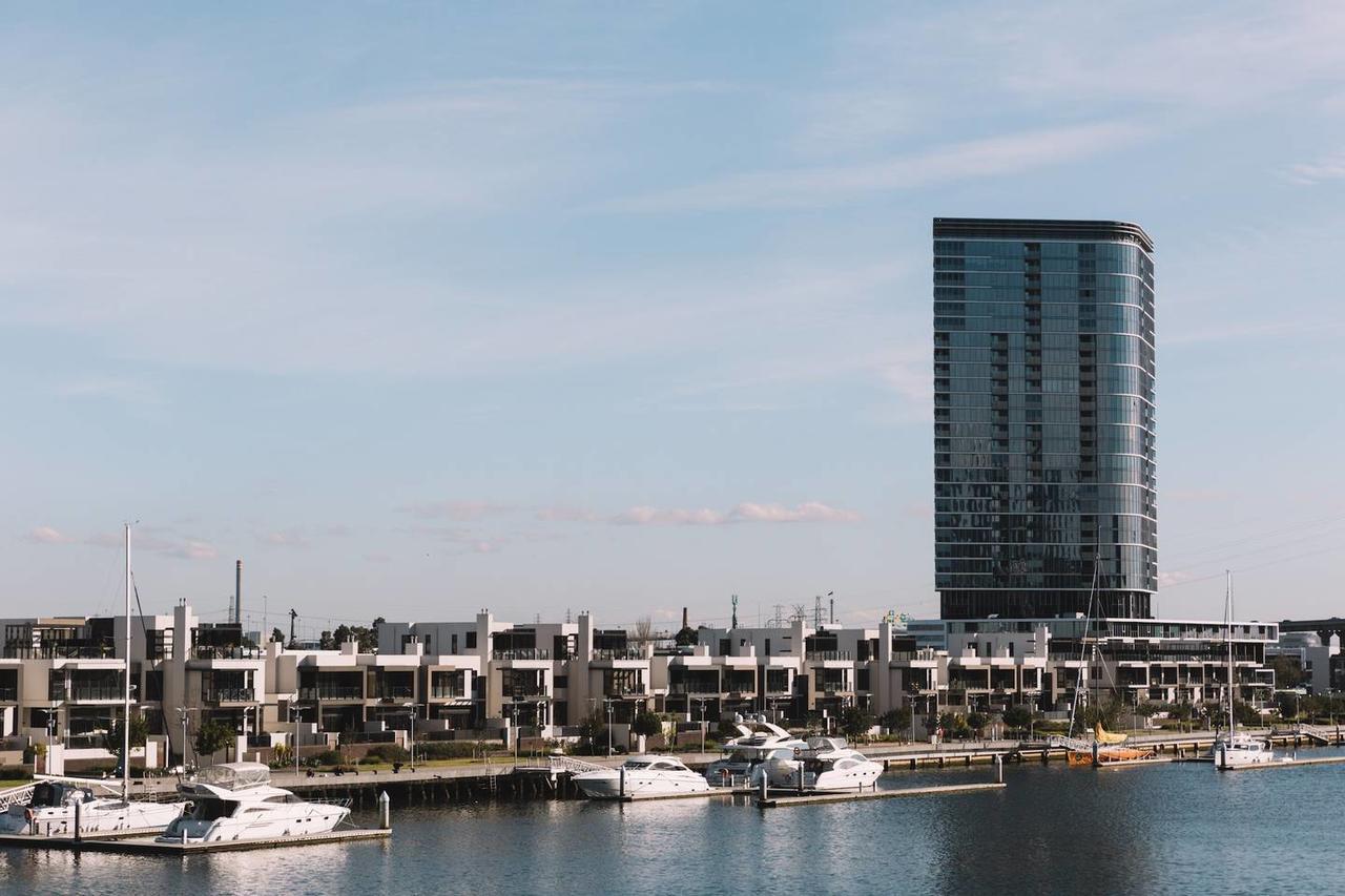 Minutes From Cbd Designer Apartment *