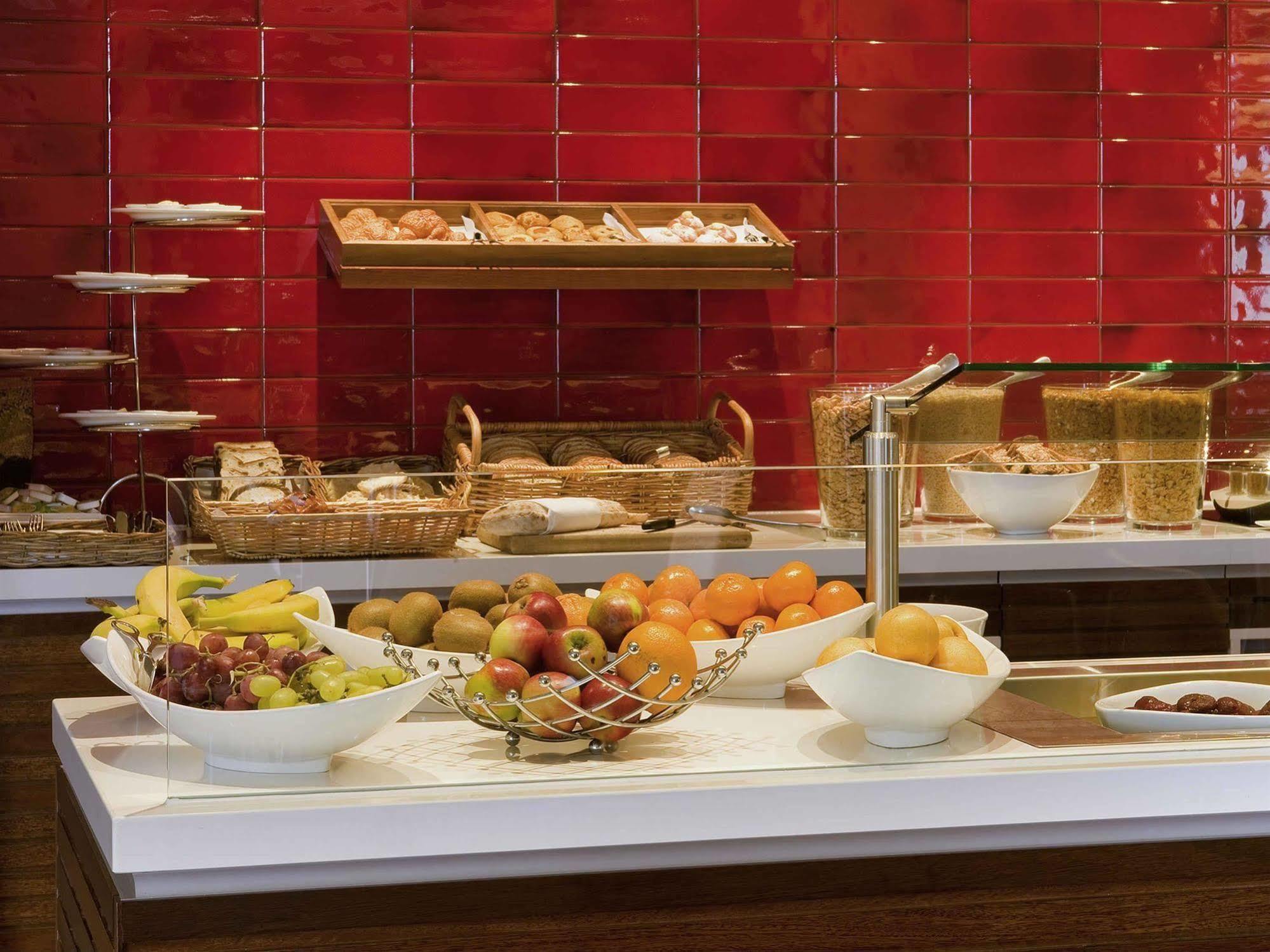 Novotel St Kilda Hotel 4*
