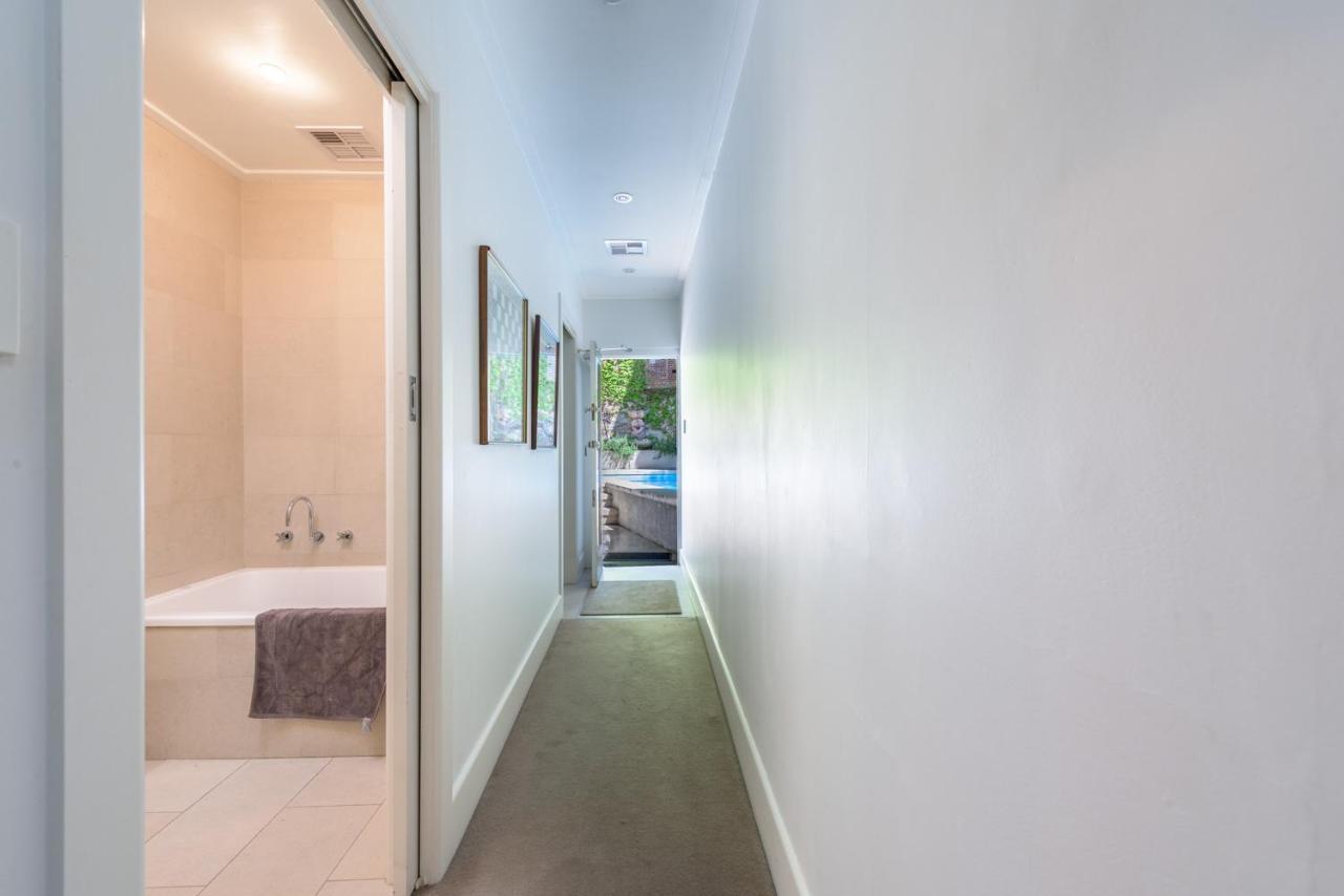 Exquisite 4 Bedroom House With Private Pool Melbourne