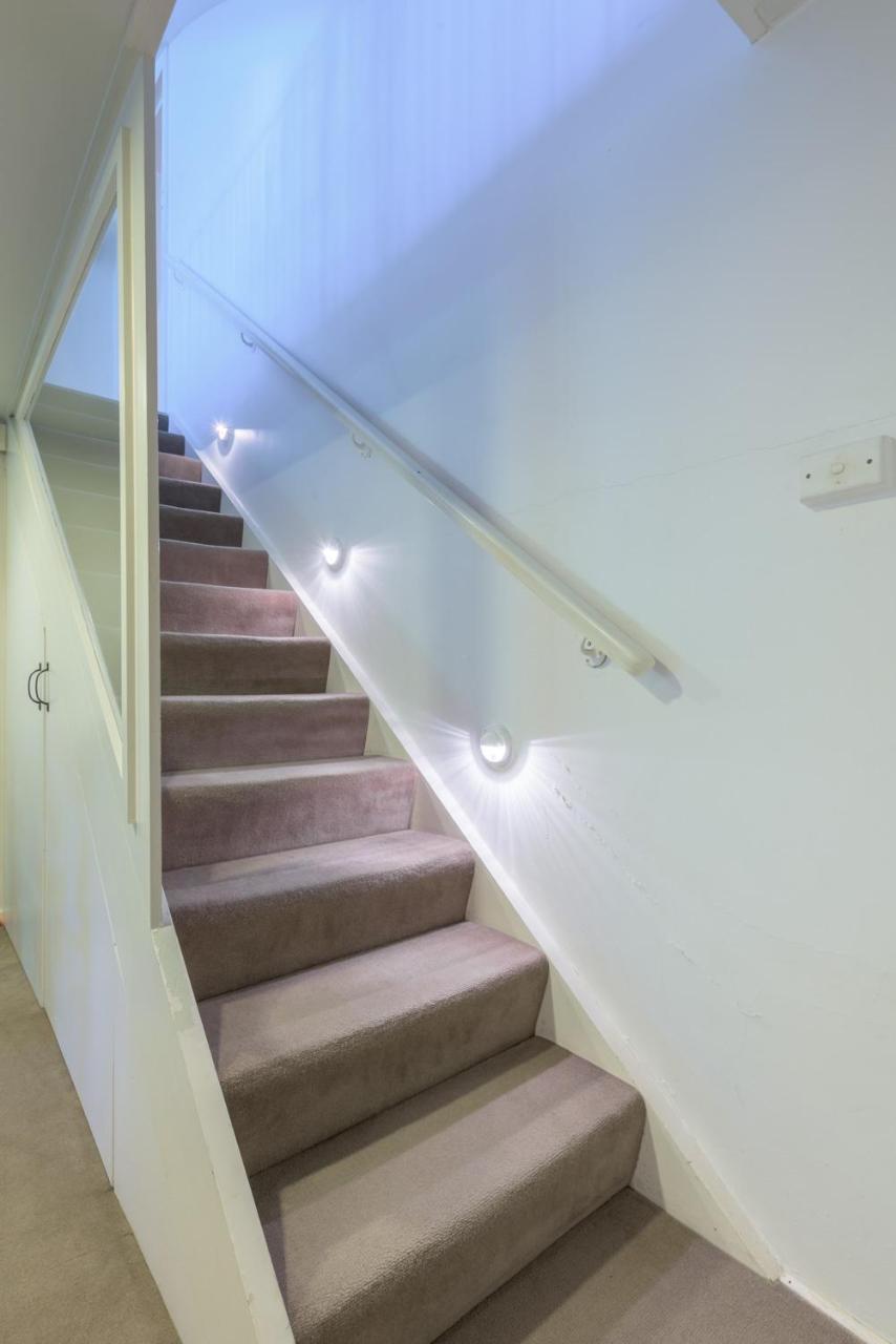 Exquisite 4 Bedroom House With Private Pool Holiday home Melbourne