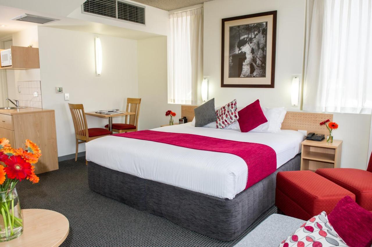 Lancemore Crossley St. 5*