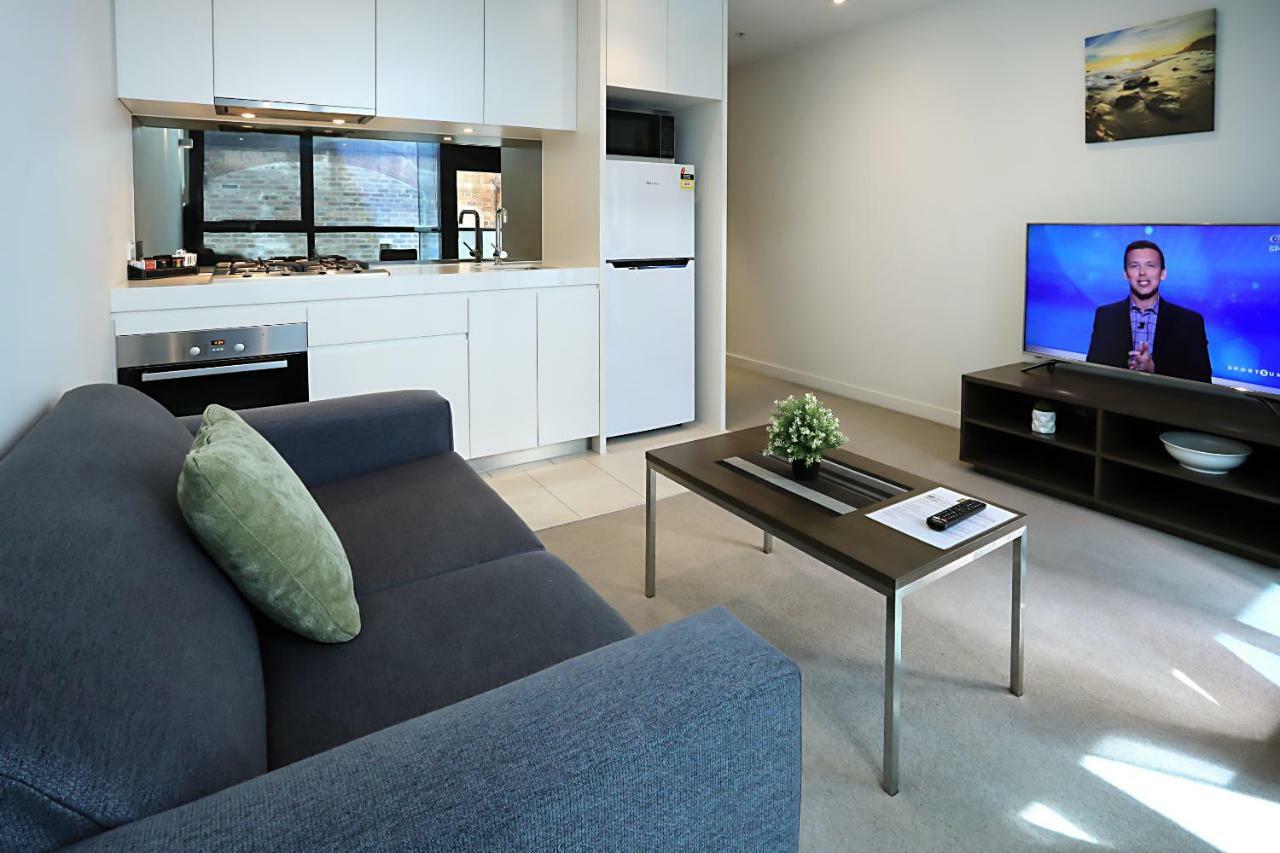 Flinders Street Apartment *