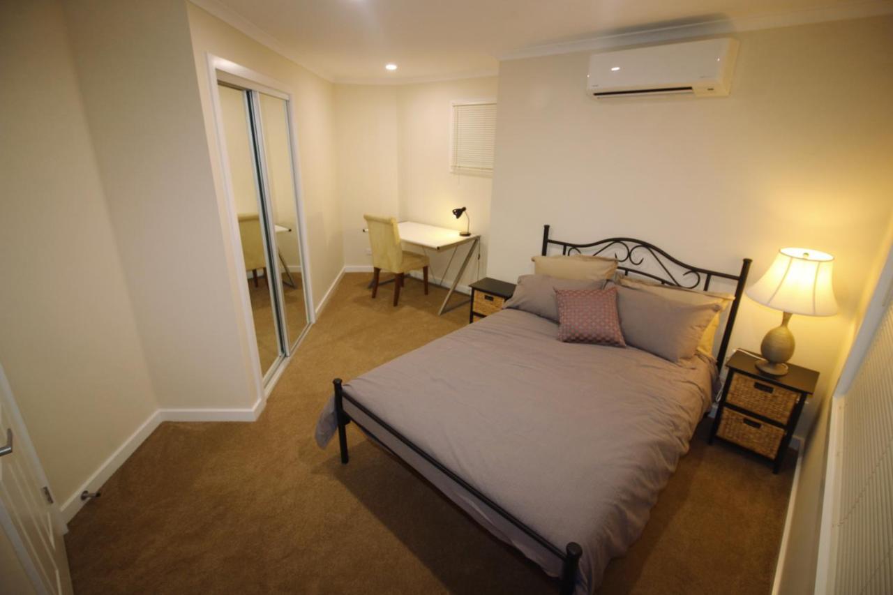 Silver House - Airport - 7 Minutes From Airport Guest house *