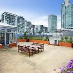 Spacious Apartment Minutes From The Cbd