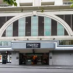 Spacious Inner-City Stay With King Bed And Balcony